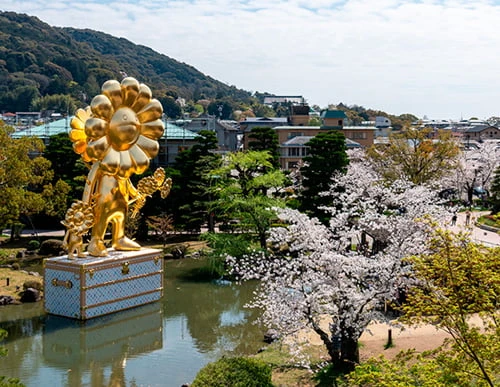 村上隆《お花の親子》(2020)とルイ･ヴィトンのトランクのインスタレーション、京都市京セラ美術館 日本庭園